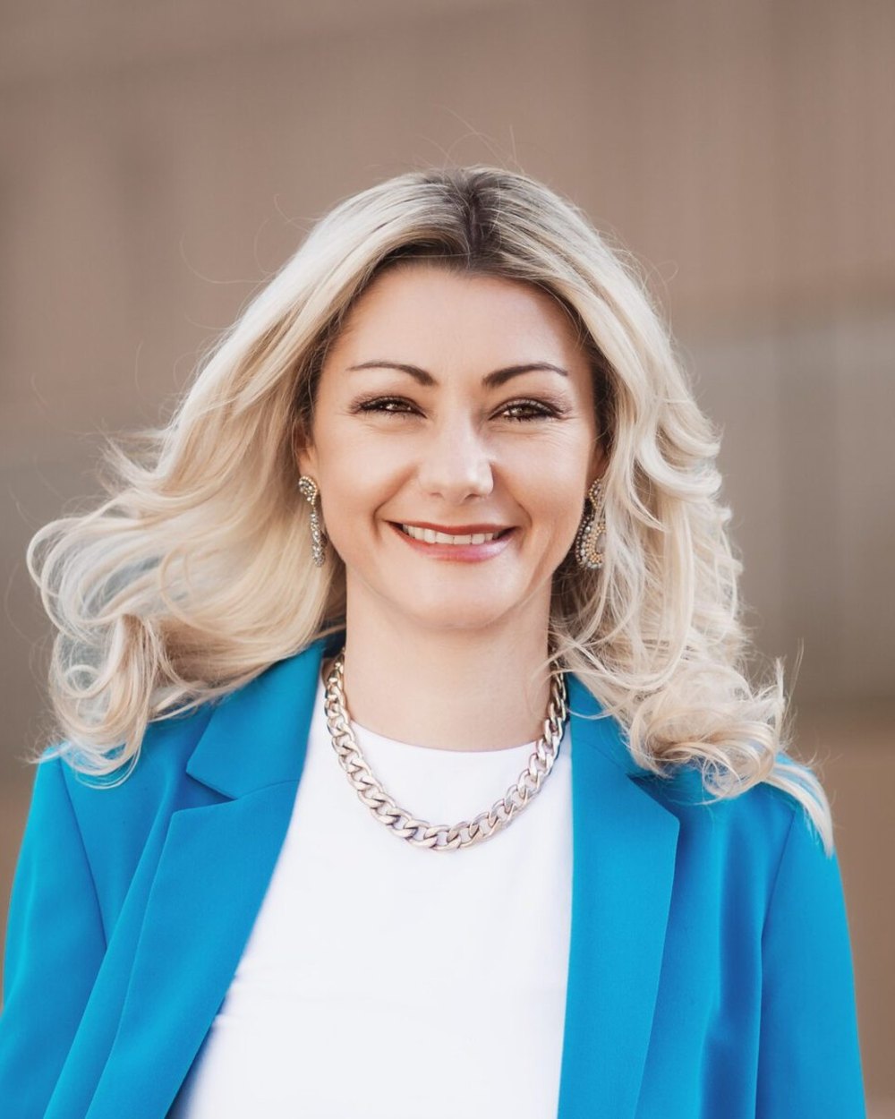 Juliana Käfer, Life- und Business-Coach, lächelnd im blauen Blazer