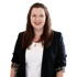 Junge Frau mit langer brauner Haare, Brille, weißem Oberteil und schwarzem Blazer mit Leopardenmuster am Ärmel.