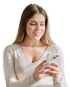 Lächelnde junge Frau mit langen blonden Haaren blickt auf ihr Smartphone vor schwarzem Hintergrund.