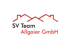 Logo der SV Team Allgaier GmbH mit roten Hausdach-Umrissen auf schwarzem Hintergrund.