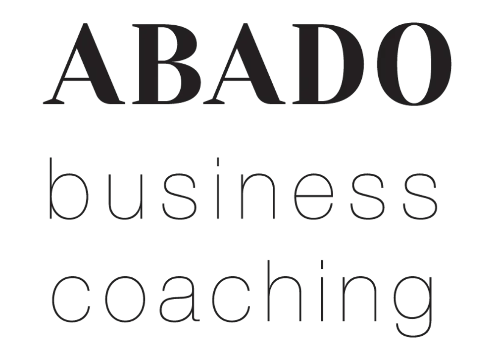 ABADO business coaching Logo auf dunkelgrünem Hintergrund.