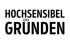 Schwarzer Text "HOCHS SENSIBEL GRÜNDEN" auf dunkelgrünem Hintergrund; Unendlichkeitszeichen zwischen "HOCHS" und "SENSIBEL".