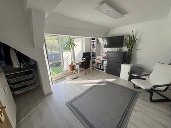 Zimmer auf der oberen Wohnebene mit Zugang zum Balkon
