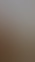 Modernes Badezimmer mit Holz-Waschtisch, weißem Waschbecken, verchromter Armatur und einem Spiegel mit Holzrahmen.