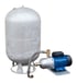 Gloor-Druckwasserautomat BG-M, e-HM-M: horizontale Kreiselpumpe mit blauem Motor und verzinkter Membranbehälter, verbunden über einen Panzerschlauch.