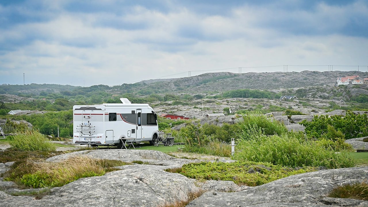 Weißes Reisemobil an der Felsküste