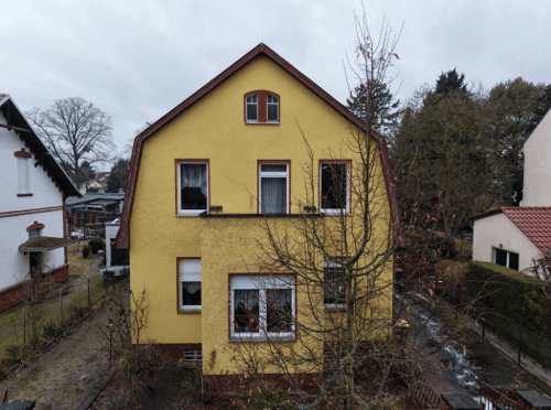 Zweifamilienhaus mit großem Grundstück & Nebengebäuden