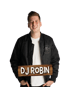 Ein lächelnder Mann in schwarzer Bomberjacke und weißem T-Shirt vor schwarzem Grund mit dem Schriftzug DJ ROBIN auf Holzoptik.