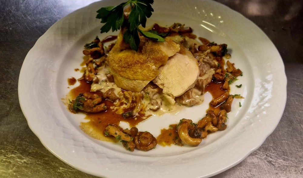 Maispoulardenbrust an Pfifferlingen in Rahmsauce