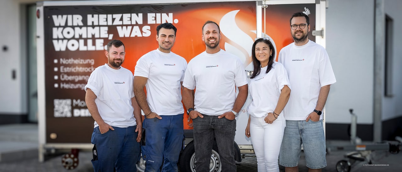 Das Team von deinenotheizung.de vor dem Heizmobil in Ludwigshafen am Rhein