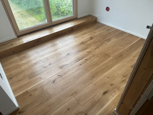 Frisch verlegter Holzboden in einer Wohnung in Schongau