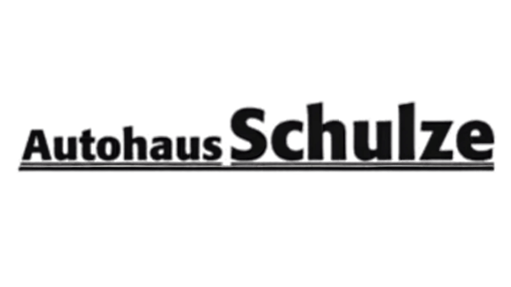Schwarzer Text „Autohaus Schulze“ auf dunklem Hintergrund.