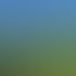 Feldweg durch grüne Wiesen führt zu einem Waldrand unter blauem Himmel.