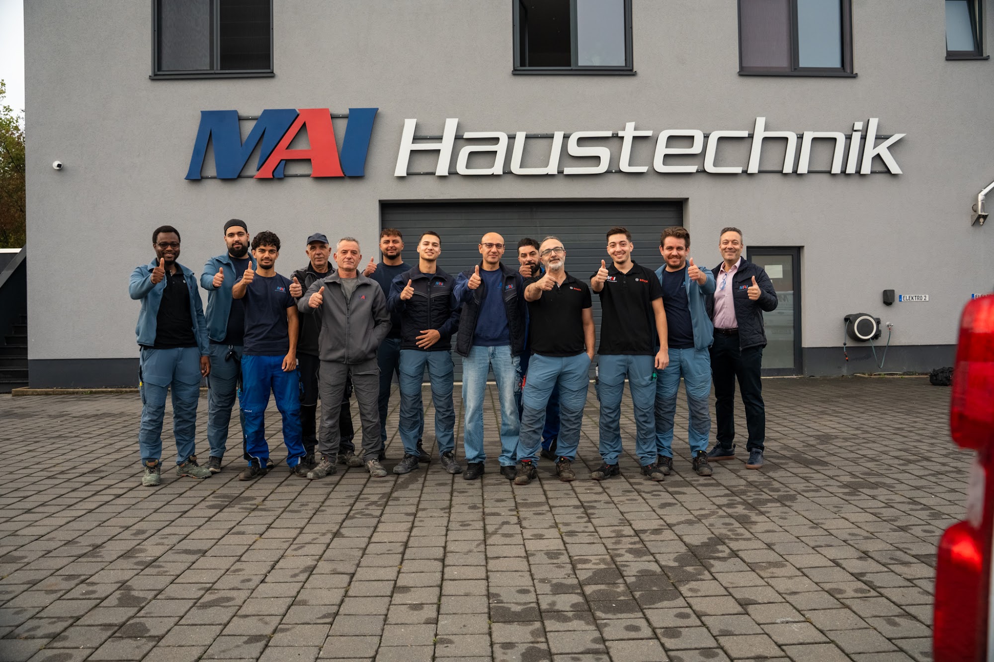 Das Team von MAI Bau & Haustechnik vor dem Betrieb in Köln