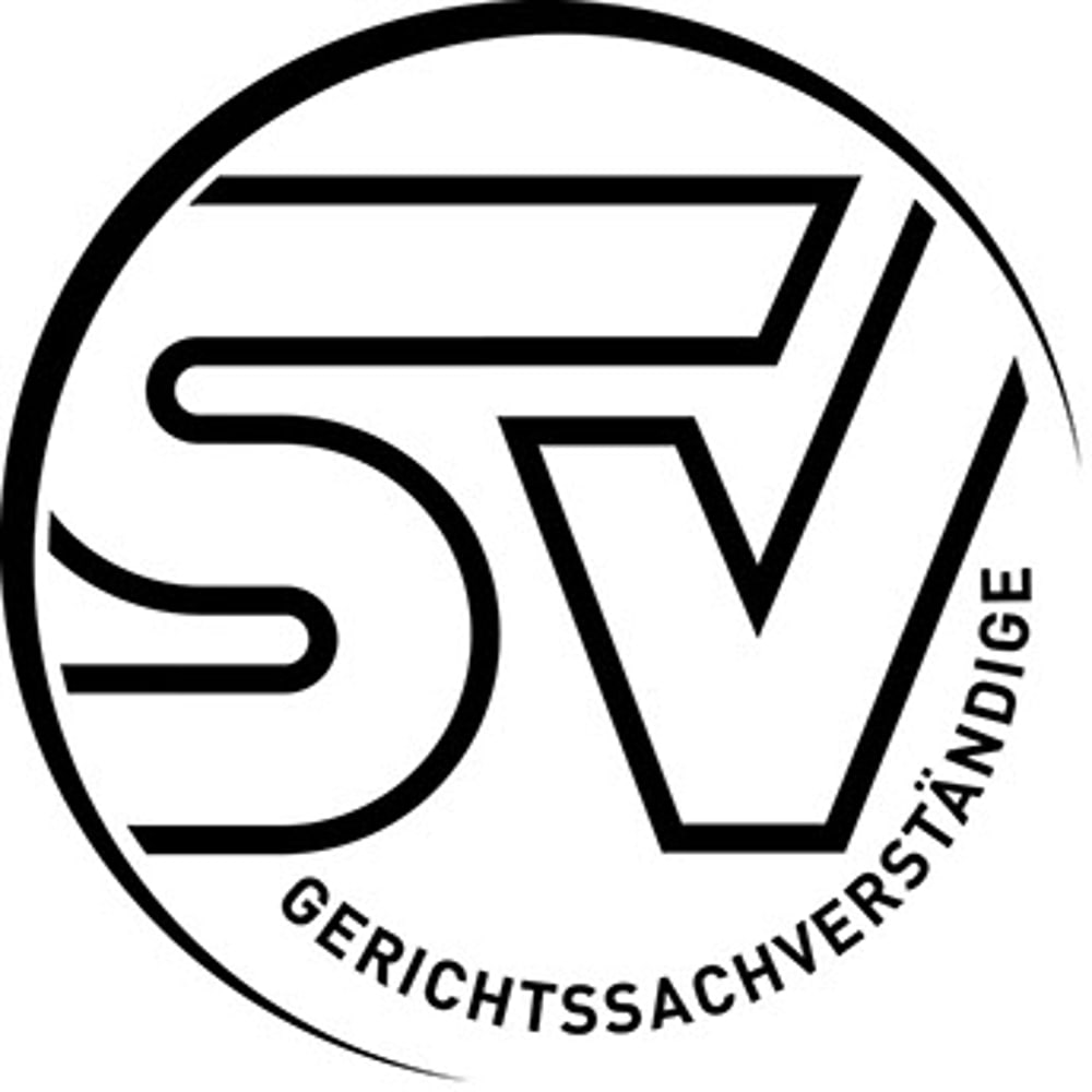 Schwarz-weißes Logo mit den Großbuchstaben „SV“ und dem Wort „GERICHTSSACHVERSTÄNDIGE“ in einem Kreis.