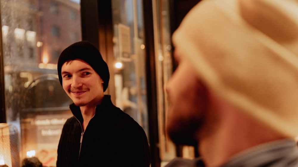 Lächelnder Mann im Café