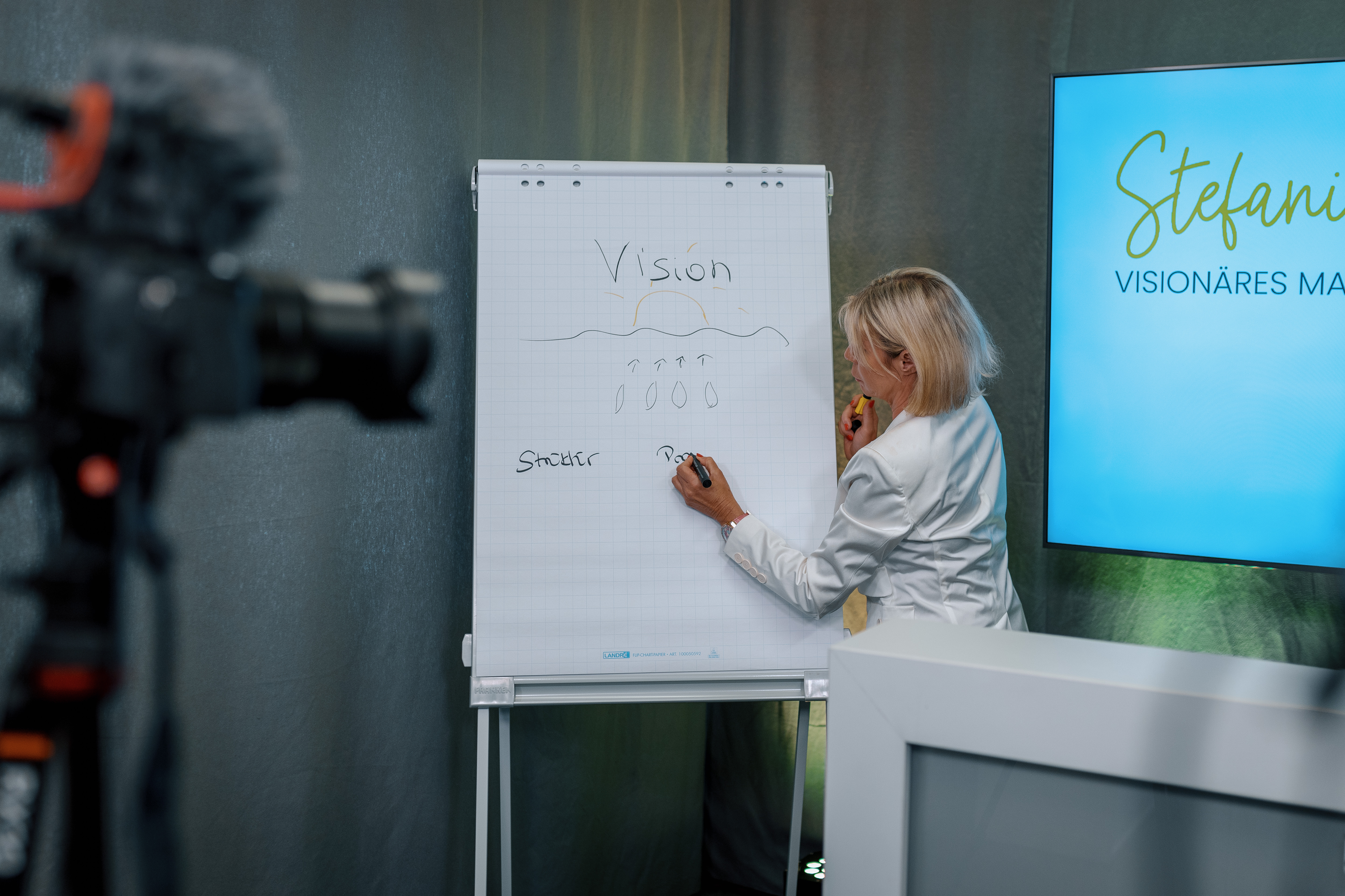 Stefanie Brings bei einem Workshop am Flipchart