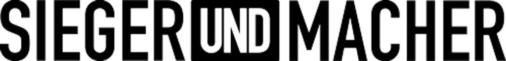 Schwarzer Text auf dunkelgrünem Hintergrund: SIEGER UND MACHER