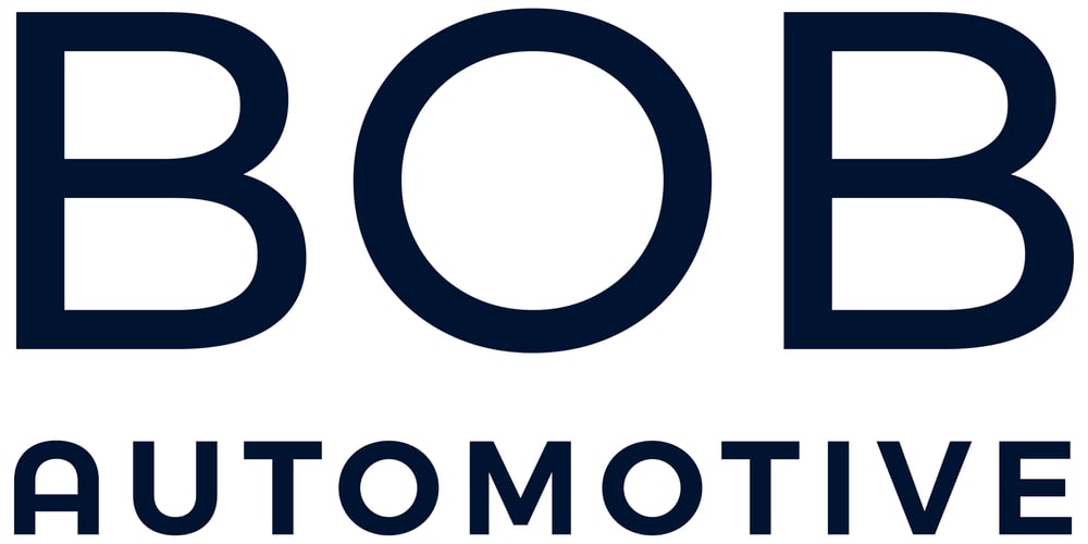 BOB Automotive Group Logo: Das Wort „BOB“ in weißen, leeren Buchstaben auf blauem Hintergrund, darunter „Automotive Group“.