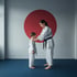 Trainer korrigiert die Haltung eines Kindes im Dojo