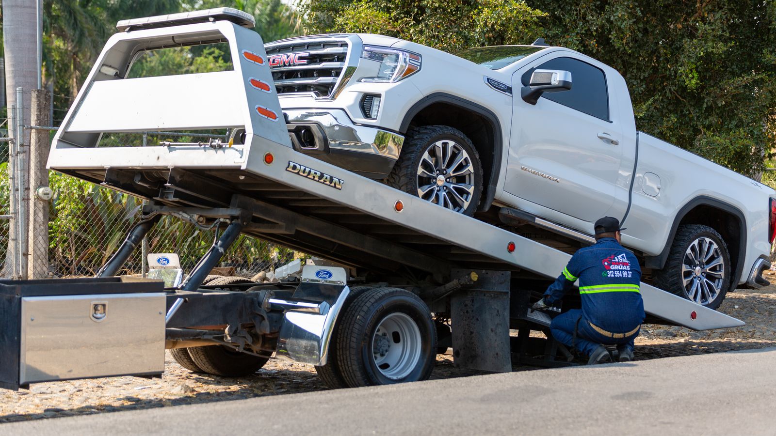 towing cost in Lake Mary, FL, a tow truck operator loading a car onto a truck
