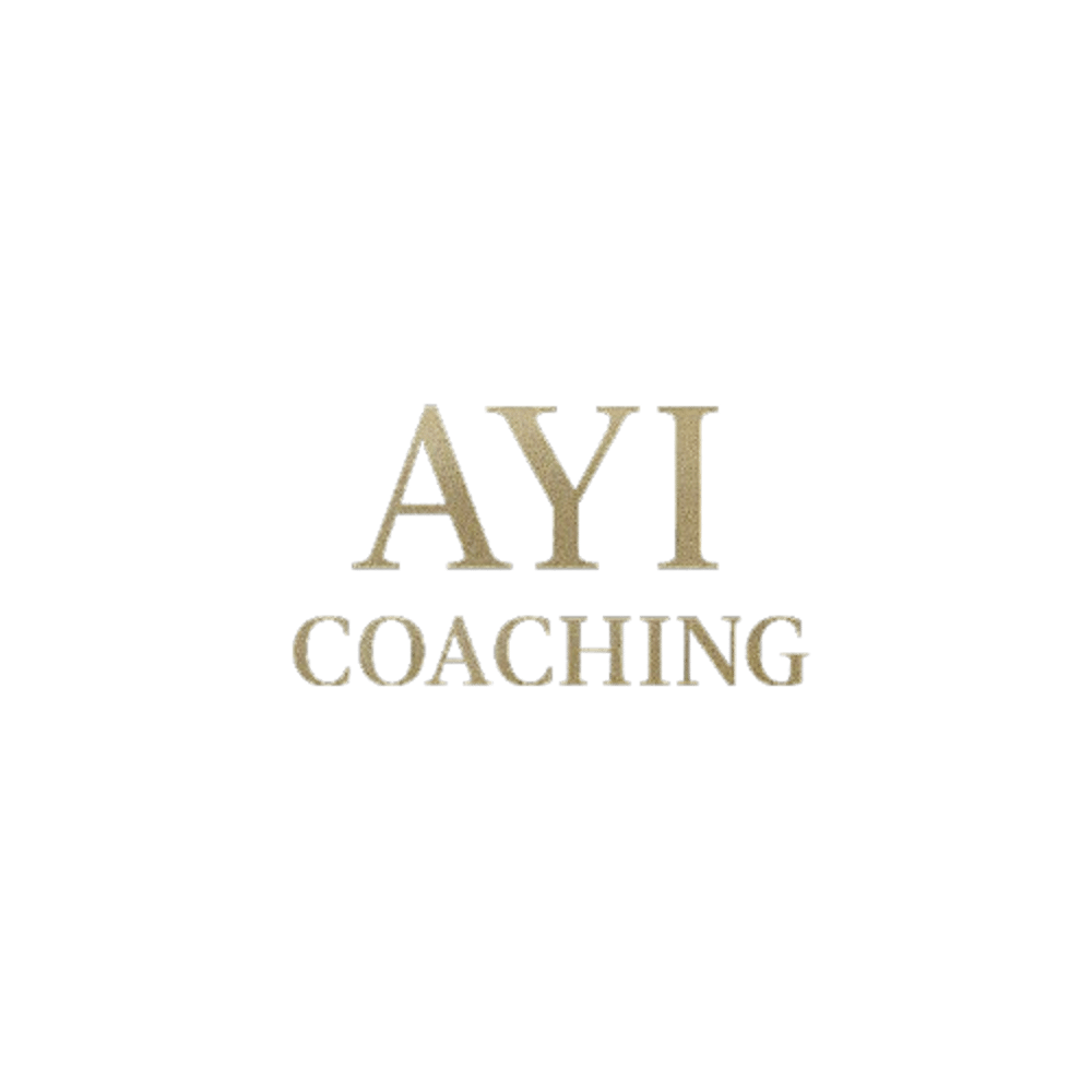 Goldene Schrift "AYI Coaching" auf dunkelgrünem Hintergrund.