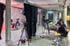Studio-Set in München: links die beiden Hosts am Stehtisch, rechts der Regie-Tisch mit Monitoren und Crew