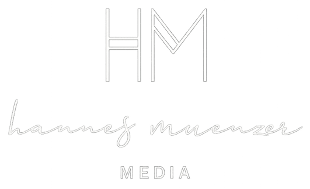 Logo: Hannes Muenzer Media. Obere Zeile "HM" abstrakt, darunter "hannes muenzer" in Schreibschrift, "MEDIA" in Großbuchstaben.