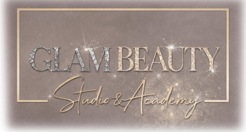 Goldener Rahmen um "GLAM BEAUTY Studio & Academy" in glitzernder und goldener Schrift auf braunem Hintergrund.