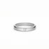 Schlichter Ring aus Silber oder Weißgold mit einem mittig eingefassten runden Diamanten auf weißem Hintergrund.