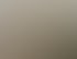 Moderner Sichtschutzzaun aus horizontalen Holzlamellen mit schwarzen Metallpfosten entlang eines gepflasterten Gehwegs.