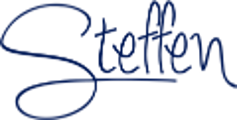 Unterschrift: "Steffen" in dunkelblauer Schrift auf grünem Hintergrund.