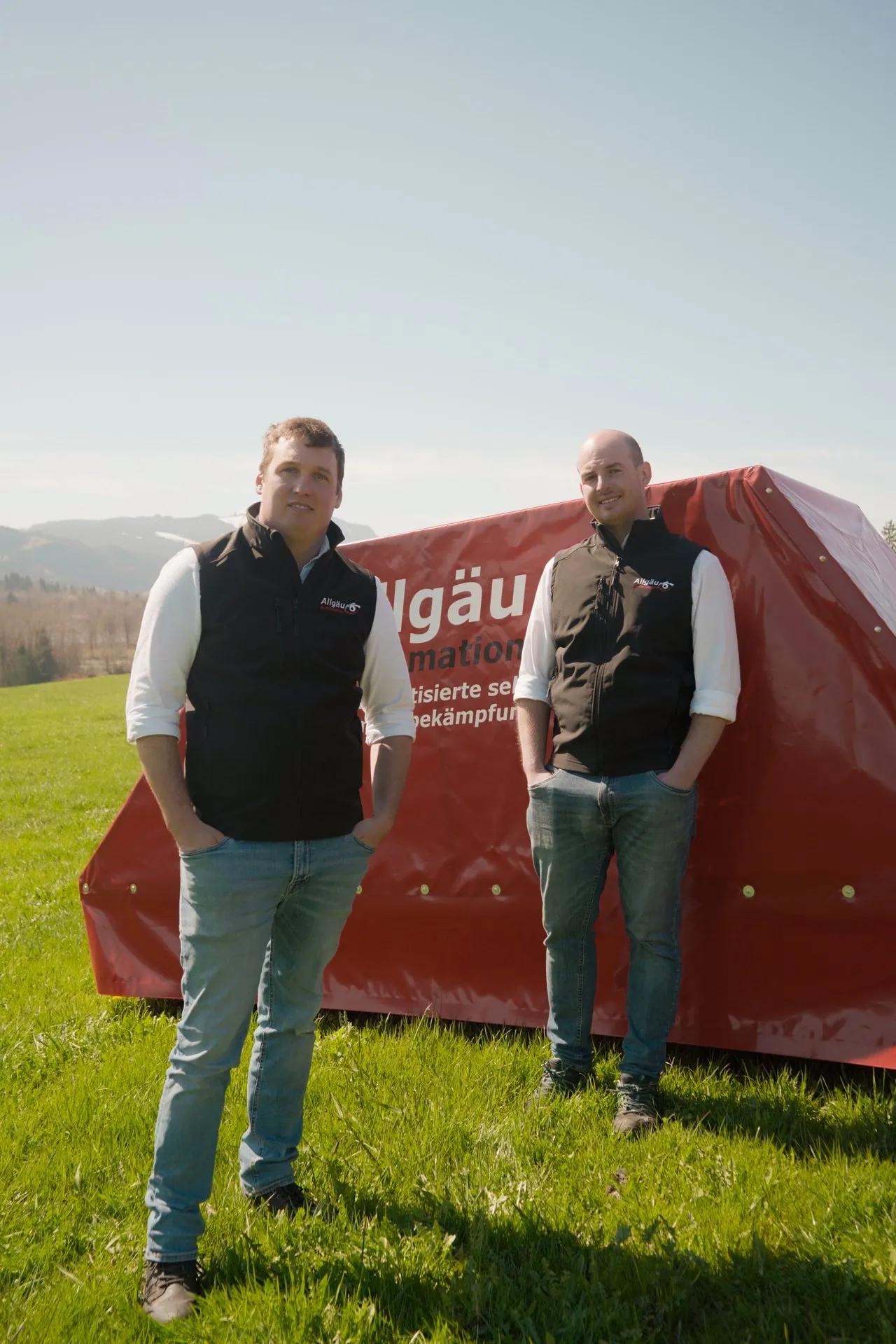 Die beiden Gründer von Allgäu Automation vor ihrer Maschine