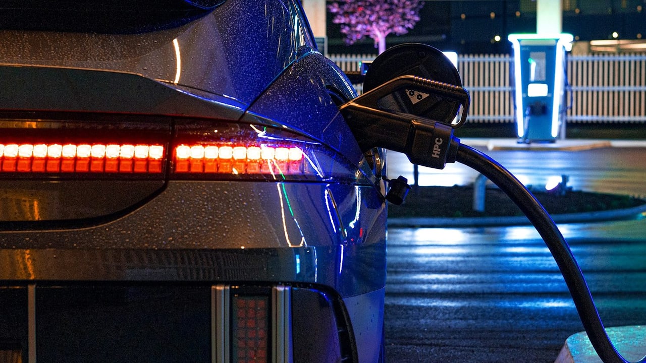 Elektroauto beim Laden bei Nacht