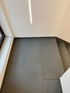 Dunkelgrauer Spachtelboden einer Treppe eines Einfamilienhauses in Heidenheim