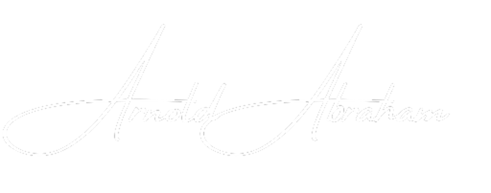 Weiße Unterschrift „Arnold Abraham“ auf dunkelgrünem Hintergrund.