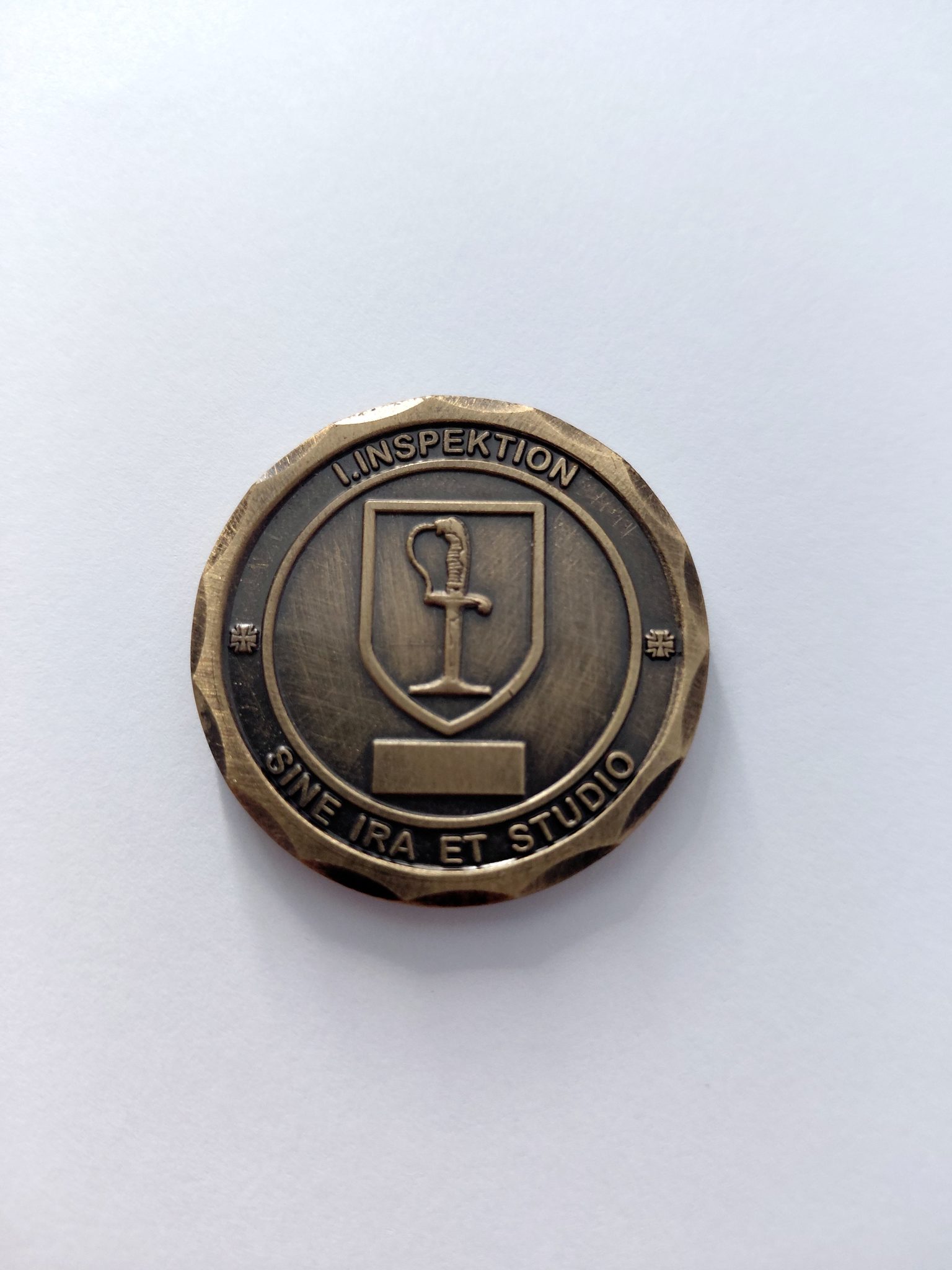 Challenge Coin mit 3D-Relief, Antik-Finish und blauen Emaille-Akzenten