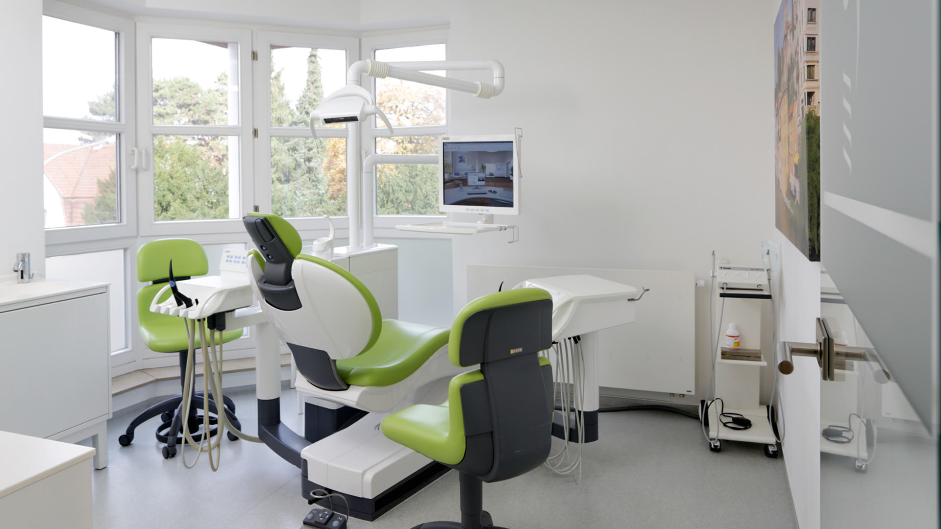 Behandlungszimmer mit moderner Behandlungseinheit