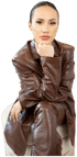 Eine Frau in einem braunen Lederoutfit mit Krokodilprägung sitzt mit der Hand am Kinn da.