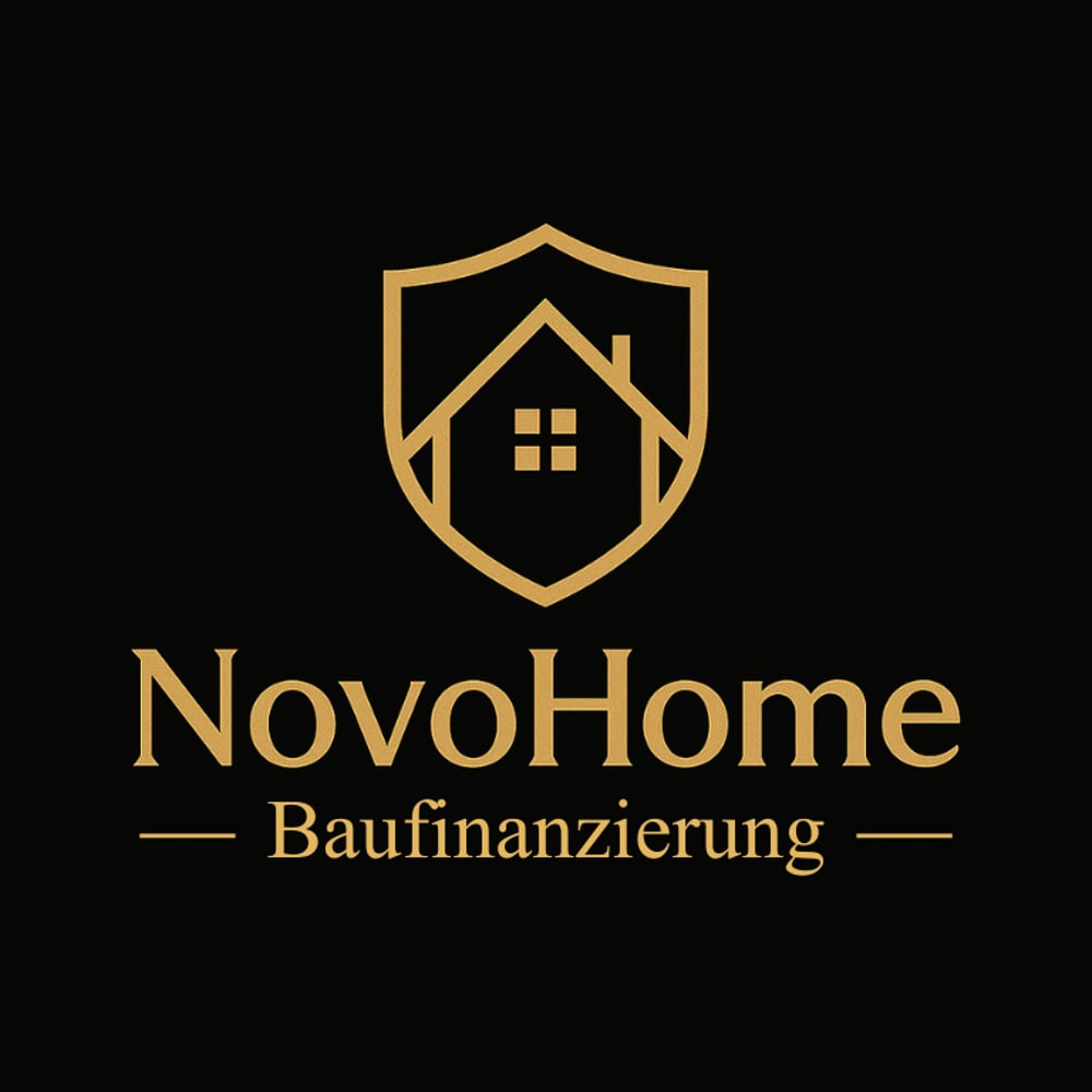 Goldenes Logo von NovoHome Baufi, Schild mit Haus und Text "NovoHome Baufi Baufinanzierung" auf Schwarz.