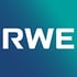 Weißer "RWE" Schriftzug auf blau-grünem Farbverlauf.