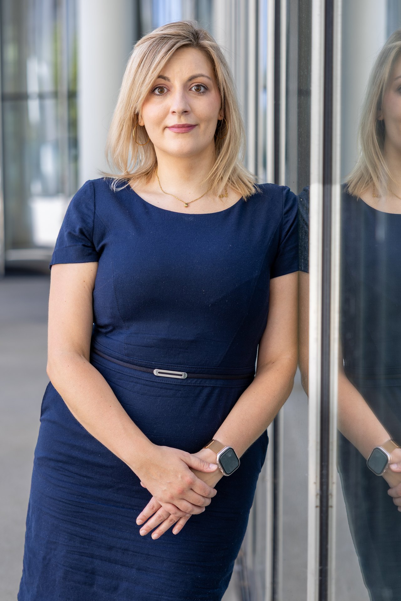Katja Künzel vor der SAB Bank in Leipzig