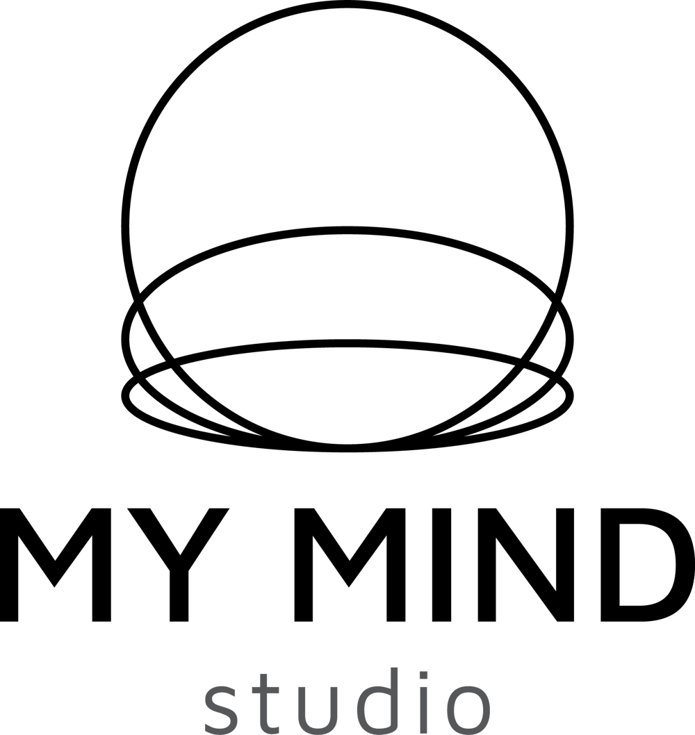 Logo "MY MIND studio" mit drei schwarzen, konzentrischen Ovalen auf dunkelgrünem Hintergrund.