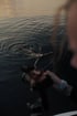 Von Bord aus fotografiert: eine Person treibt im Wasser neben dem Boot
