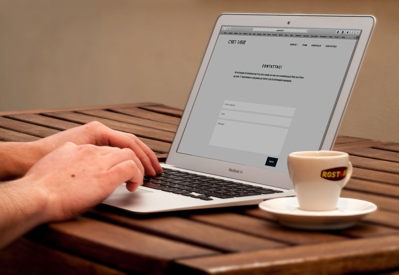 Laptop mit geöffnetem Kontaktformular