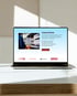 Laptop zeigt Webseite mit Überschrift "Unsere Partner", Bild eines Elektrikers und Partnerlogos.
