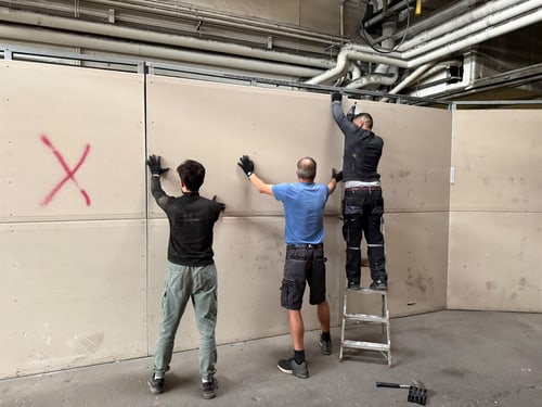FLEX Team beim Rückbau von Wandplatten