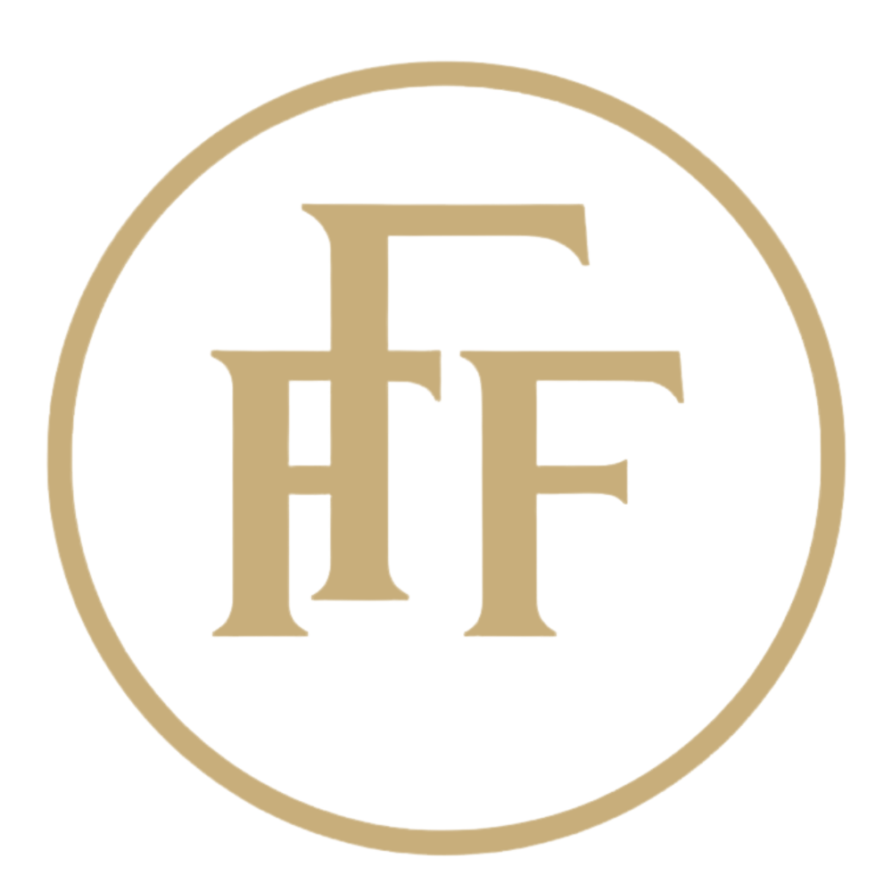 Goldene Doppel-F-Monogramm in einem Kreis auf dunkelgrünem Hintergrund.