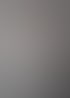 Ein Fotostudio-Set mit Kamera auf Stativ, Laptop auf weißem Tisch und Beleuchtungsausrüstung.