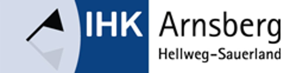 Logo der IHK Arnsberg Hellweg-Sauerland mit schwarzer Flagge auf hellem und weißem Text auf blauem Hintergrund.